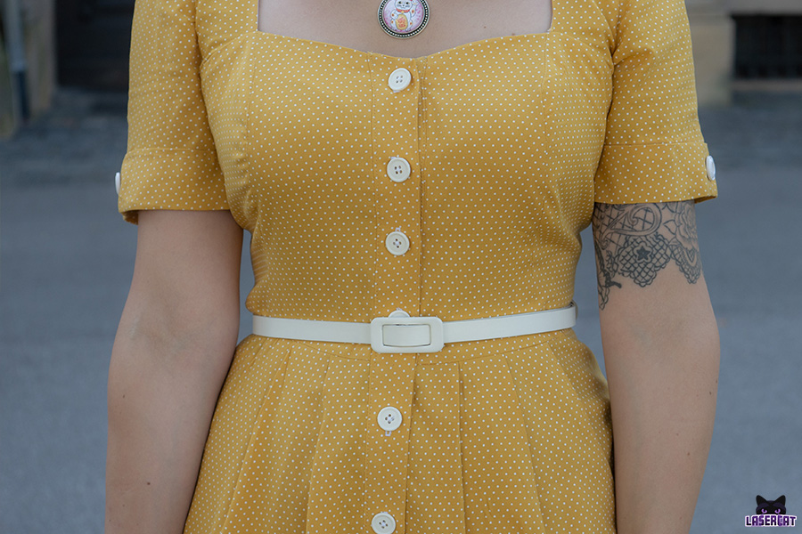 Gelbes Baumwollkleid für den Sommer