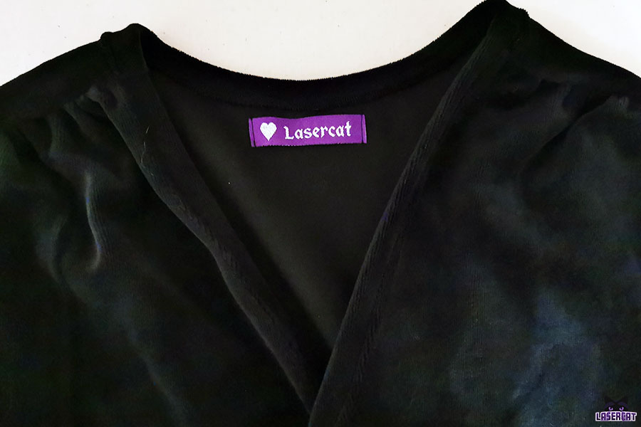 Lasercat-Samtkleid_Detail-mit-Label