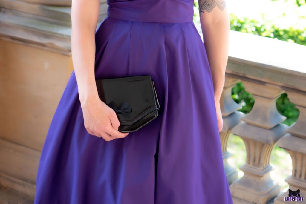 Selbstgenähtes Kleid aus lila Taft mit Lack Handtasche